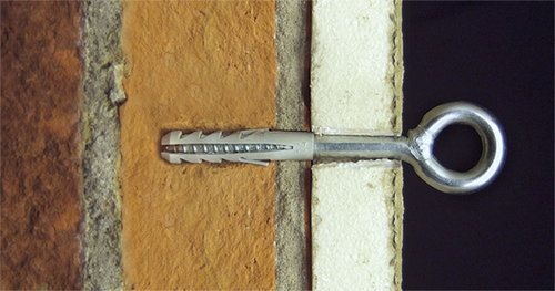 schroefoog_in_muur_1