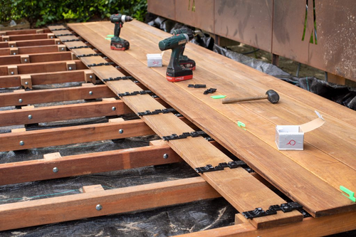 vlonderplankhouders_voor_onzichtbare_bevestiging_planken_90_190_mm_breed_doos_100_stuks_wovar_hapax_fixing_pro