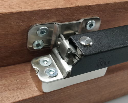 sfeerbeeld_raamuitzetter_zwart_met_skg_keurmerk