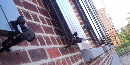 luikvastzetter_in_muur