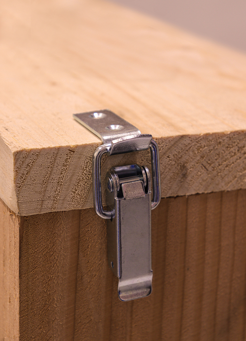 eierkistsluiting_75_mm_per_stuk_sfeerfoto_1