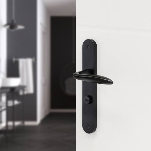 wc_deurbeslag_zwart_op_schild_wc63_met_design_greep_sfeer