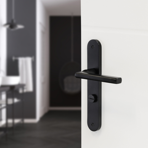 wc_deurbeslag_zwart_op_schild_wc63_met_vlakke_greep_sfeer