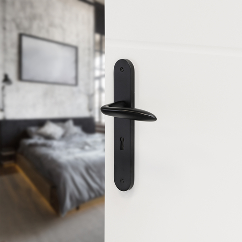 deurklink_zwart_op_schild_sl56_met_design_greep_sfeer