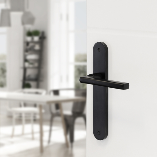 deurklink_zwart_op_schild_met_vlakke_greep_sfeer