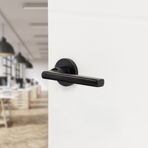 deurklink_zwart_op_rozet_met_vlakke_greep_sfeer