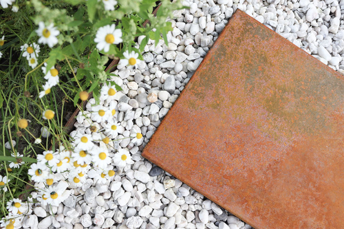 Cortenstaal_Staptegel_30_x_60_cm_Per_Stuk_sfeer_3