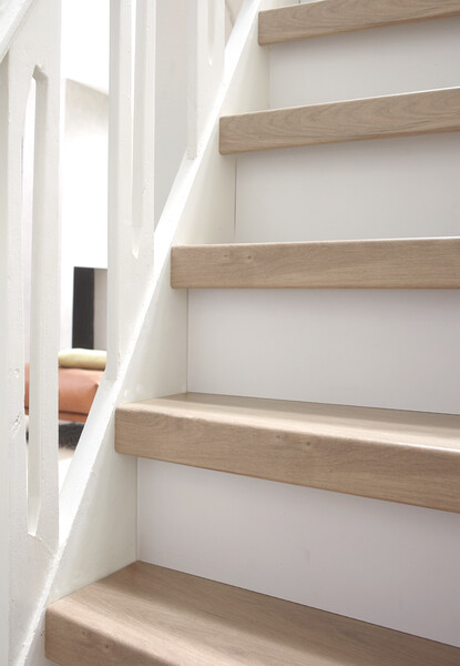 Traprenovatie_detailtrapgrijseikenmetwitstootbord