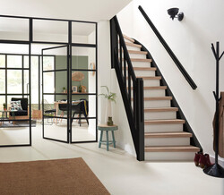 Traprenovatie_volledigetraplichteikenmetzwarteleuning